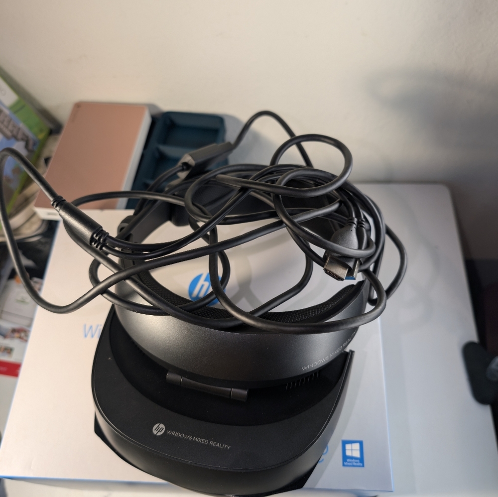 HP VR1000-100 Windows Mixed Reality (WMR) Headset with Controllers - Picture 7 of 7